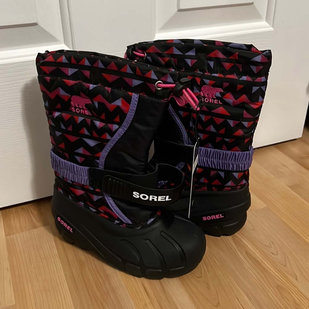 Kids snow boots.